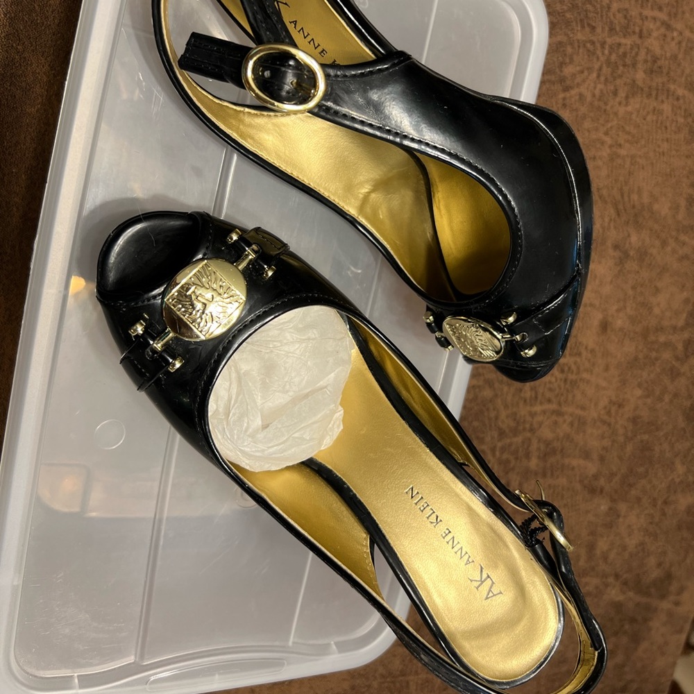 these black heals with gold mixed